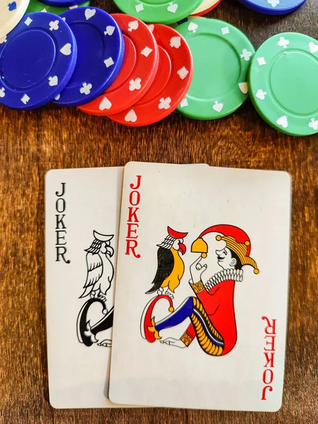 Uma Vista Superior Das Fichas Jogo Poker Cartas Brincalhão Mesa — Fotografia de Stock