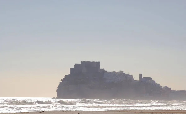 Une Vue Brumeuse Ville Peniscola Avec Château Les Vagues Mer — Photo