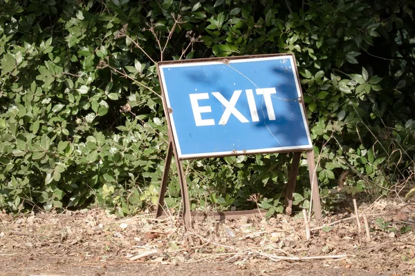 道路の脇に白い文字で正方形の金属青の出口記号 — ストック写真
