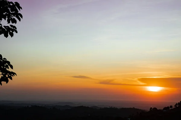 Güneşli Bulutlu Büyüleyici Bir Gün Batımı Manzarası — Stok fotoğraf