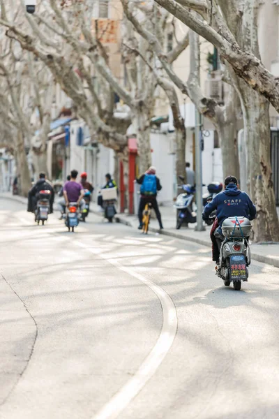 Çin Şangay Caddesinde Motosiklet Süren Insanların Dikey Görüntüsü — Stok fotoğraf