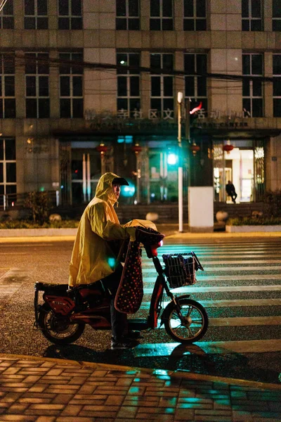 Çin Şangay Caddesinde Gece Vakti Devam Eden Insanların Dikey Görüntüsü — Stok fotoğraf