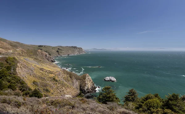 阳光灿烂的加利福尼亚太平洋岩石海岸的美丽照片 — 图库照片
