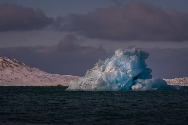 Ένα Μπλε Κομμάτι Επιπλέοντος Πάγου Στον Ωκεανό Στην Αρκτική Κοντά — Φωτογραφία Αρχείου