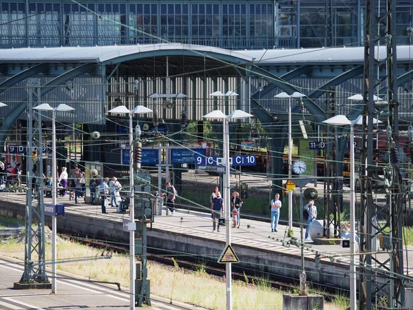 晴れた日にダルムシュタット駅で列車を待っているプラットフォーム上の乗客 — ストック写真