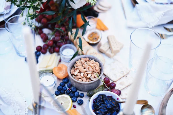 Güzel dekore edilmiş bir masada atıştırmalıkların seçici odak noktası.