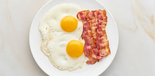 Una Vista Superior Huevos Fritos Con Tocino Dieta Keto — Foto de Stock