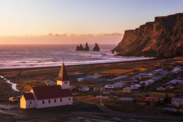 Uma Vista Panorâmica Paisagem Urbana Vik Contra Falésias Rochosas Mar — Fotografia de Stock