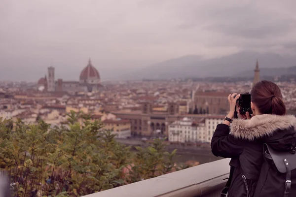 Vista Trasera Una Mujer Tomando Una Foto Ciudad Florencia Desde — Foto de Stock