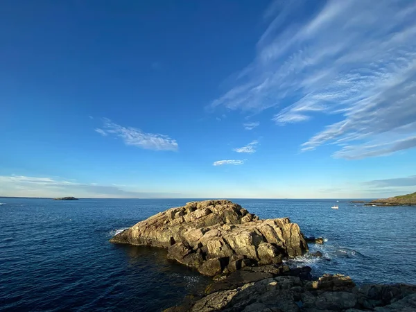 Seascape Huge Rock Water Blue Cloudy Sky — Stock Photo, Image