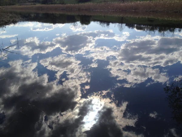 Reflektion Den Molniga Himlen Sjön — Stockfoto