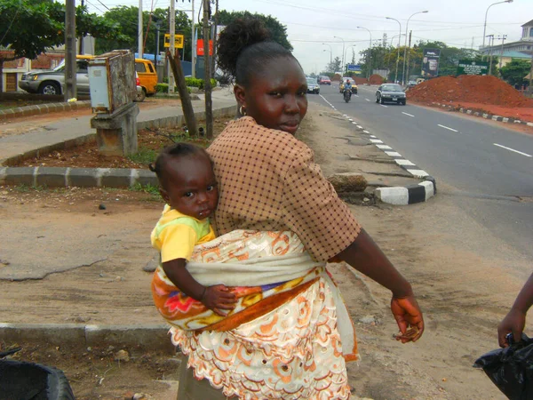 Una Madre Africana Con Bebé Espalda Las Calles Lagos Nigeria — Foto de Stock