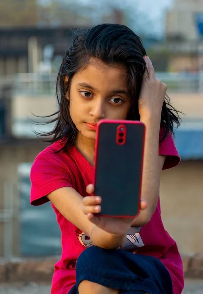 Sıradan Giyinmiş Akıllı Telefonuyla Selfie Çeken Şirin Bir Hintli Kızın — Stok fotoğraf