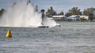 Mulwala, Yeni Güney Galler Avustralya - 28 Mart 2021: NSW 'de Mulwala Gölü üzerinde kaymak yiyen iki yarış teknesi