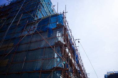 Mavi gökyüzüne karşı inşaatın alçak açılı görüntüsü.