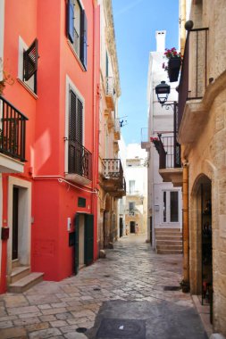 Polignano a Mare 'nin dar bir caddesi, Puglia REGION' un ortaçağ köyü..