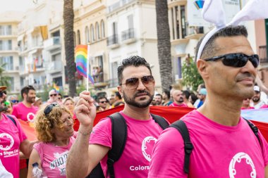 Sitges, İspanya - 12 Haziran 2022: Sitges, İspanya 'da Onur bayrağını kutlayan erkekler.