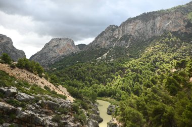 Caminito del Rey 'deki tepelerin ortasındaki nehrin panoramik görüntüsü.
