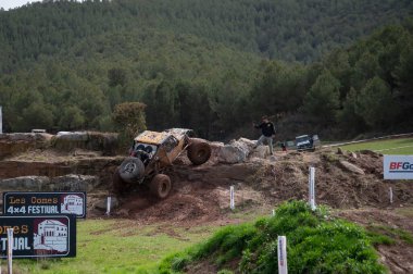 Sarı Jeep tabanlı prototip ATV devrede