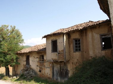 İkinci Dünya Savaşı 'ndan önce terk edilmiş eski bir ev, çökmeye terk edilmiş.