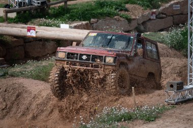 Kırmızı ikinci nesil Nissan devriyesi yoldan çıkıyor.