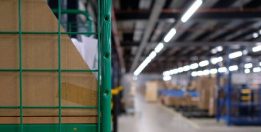 Bir lojistik ve dağıtım merkezinde.