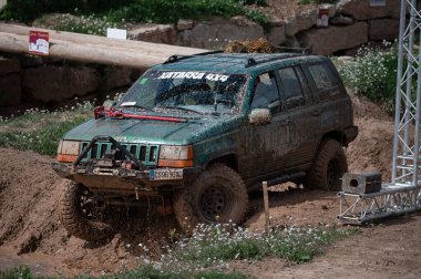 Yeşil ikinci nesil Jeep Cherokee off-road yapıyor.