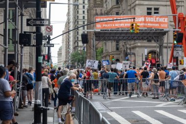 Silahları protesto eden büyük bir kalabalık. Brooklyn 'deki Cadman Plaza' dan Brooklyn Köprüsü üzerinden New York 'a yürüyorum. Hayatımızın üzerinden yürü Protesto et.