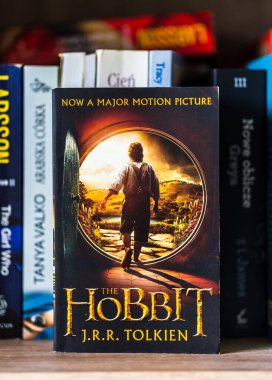 Tolkien 'in Hobbit kitabının rafta duran güzel bir fotoğrafı.