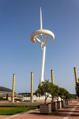 İspanya 'nın Barselona kentindeki Olimpiyat Stadyumu yakınlarındaki bir telekomünikasyon kulesinin dikey görüntüsü.