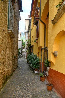 İtalya 'nın Campania bölgesindeki bir köy olan Petina' nın eski evleri arasında dar bir sokak..