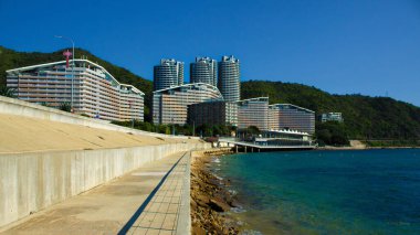 Huizhou Xunliaowan Körfezi, Çin 'deki modern binaların ve tatil beldelerinin güzel manzarası.