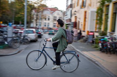 Groningen Hollanda sokaklarında bisiklet süren bir adam