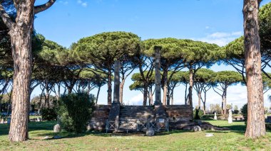 Ostia Antica, antik Roma liman şehrinin bulunduğu modern Ostia kasabasına yakın büyük bir arkeoloji alanıdır..