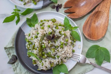 Kuşkonmaz ve yabani sarımsaklı lezzetli bir risotto.