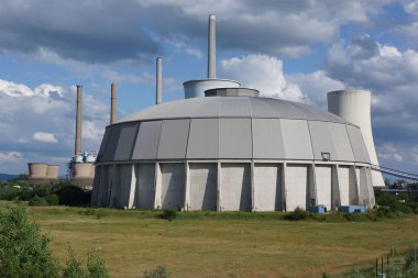 Almanya 'nın Hanau kenti yakınlarındaki Staudinger kömür santralinin görkemli kömür depolama tesisi..