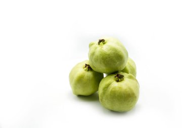 Beyaz arkaplanda guava meyvelerinin yakın plan çekimi