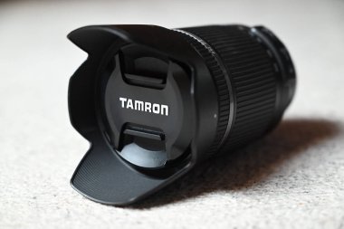 Tamnron 18-200 f3.5-6.3 Di II 'nin beyaz arka planda çekilmiş fotoğrafı.