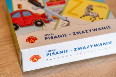 Tahta masadaki bir kutuya mektup yazmayı öğrenmek için Alexander marka kartların yakın plan çekimi.