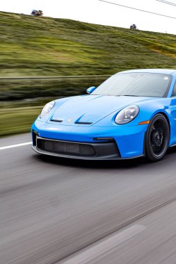 Mavi bir Porsche 911 GT3 spor arabasının dikey çekimi