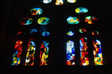 İspanya 'nın Barselona kentindeki Gaudi La Sagrada Bazilikası' nın süslü vitray penceresi.