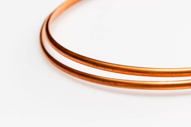 Beyaz arkaplanda izole edilmiş mücevherler için bakır tel