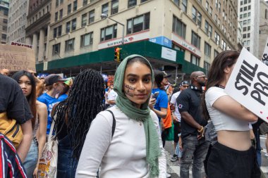 Silahları protesto eden büyük bir kalabalık. Brooklyn 'deki Cadman Plaza' dan Brooklyn Köprüsü üzerinden New York 'a yürüyorum. Hayatımızın üzerinden yürü Protesto et.