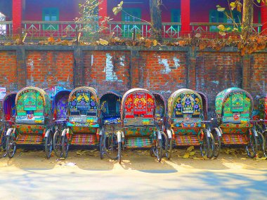 Bangladeş, Dhaka 'da kalabalık ve kaotik bir cadde. Güzel ve renkli çekçekçeklerle dolu. Muhtemelen 750.000 'den fazla var..