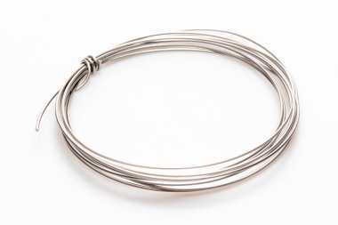 Mücevherler için gümüş kablo beyaz arkaplanda izole.