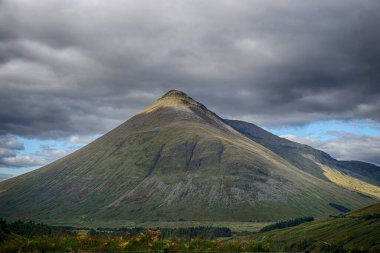 İskoçya, İngiltere 'deki güzel dağların hava manzarası.