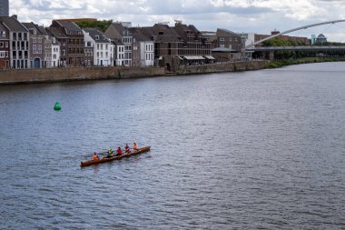 Nehirde kano süren insanların güzel bir fotoğrafı..