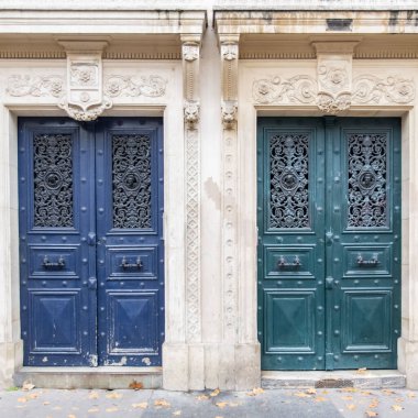 Paris, iki eski ahşap kapı, 11. bölgedeki tipik bina.