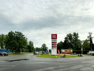 Açık havada Euro fiyatları gösteren Luk logosu.