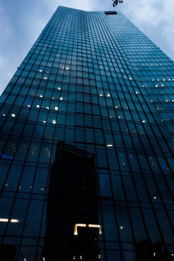 Şangay 'daki cam bina cephesinin düşük açılı görüntüsü.